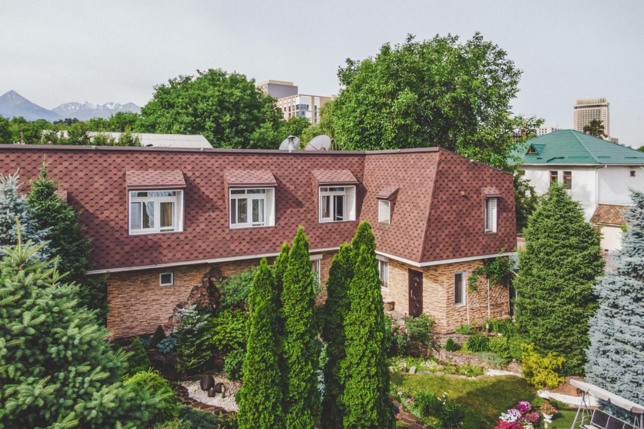 Апартаменты В Гостевом Домике Almaty Exterior foto
